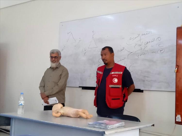 بالتعاون مع الهلال الأحمر اليمني.. كلية الصيدلة بجامعة عدن تدشن دورة للإسعافات الأولية