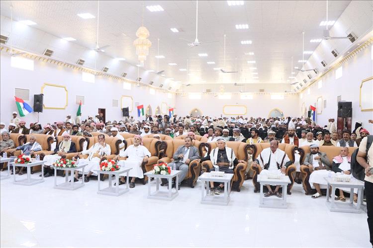 لقاءً موسعًا بالشخصيات الرسمية والمكونات السياسية والوجهاء والأعيان وقطاعي الشباب والمرأة بحضرموت الوادي والصحراء