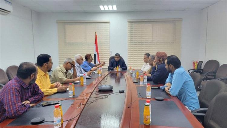 اجتماع يناقش ضبط أسعار الأسماك وتنظيم مراكز الإنزال في عدن