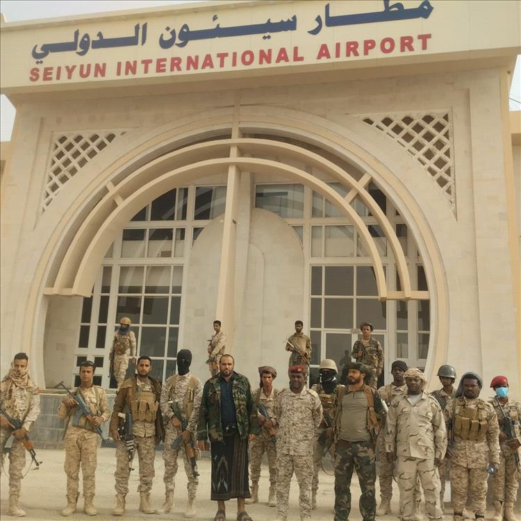 قوات "درع الوطن" تستلم مواقعها الأمنية والعسكرية ومطار سيئون الدولي من "قوات الطوارئ اليمنية" 
