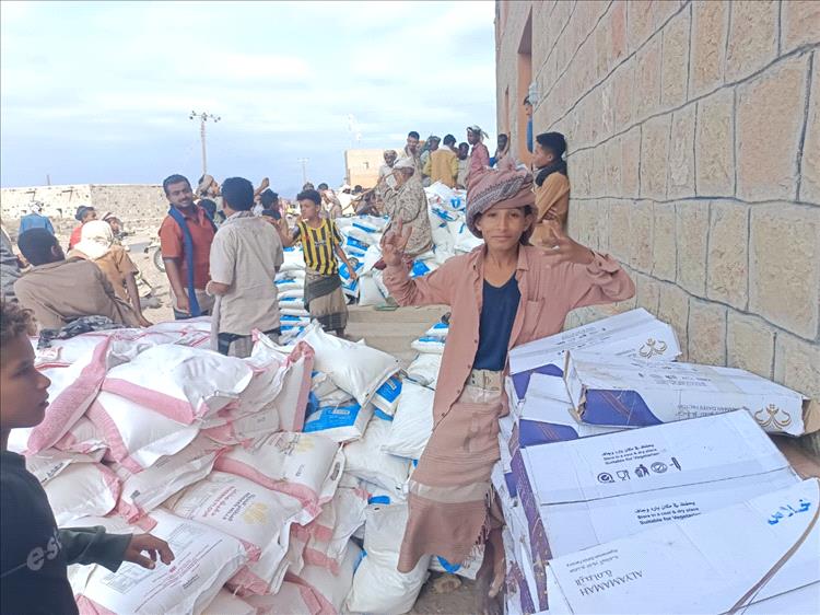 بإشراف درع الوطن تدشين توزيع السلال الغذائية المقدمة من السعودية في مضاربة لحج 