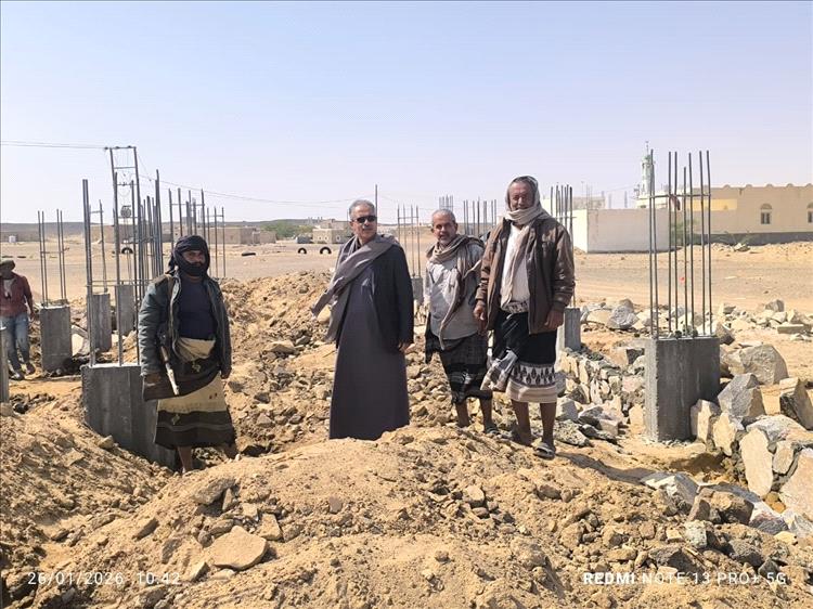 الخليفي يدشن العمل في مشروع بناء مدرسة منطقة لجب بمديرية عتق