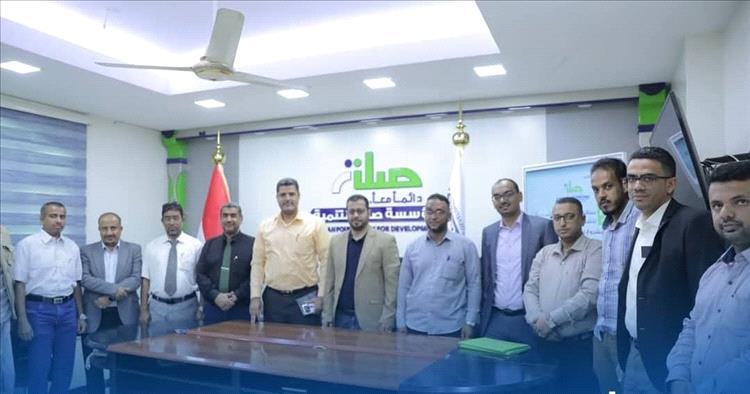 المدير التنفيذي لمؤسسة صلة للتنمية يوقّع اتفاقيتين لمشروع تعزيز امدادات المياه بالديس الشرقية وتعزيز شبكة مياه المنيظرة بدوعن