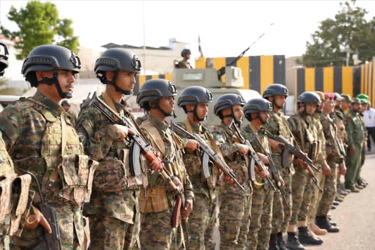 قوات العمالقة الجنوبية تسلم تأمين حي السفارات وساحة العروض لقوات الأمن الوطني 