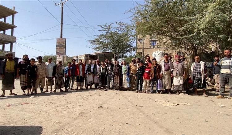 وقفة احتجاجية بقعطبة تنديدًا بإسقاط آلاف الأسماء من كشوف المساعدات الإنسانية