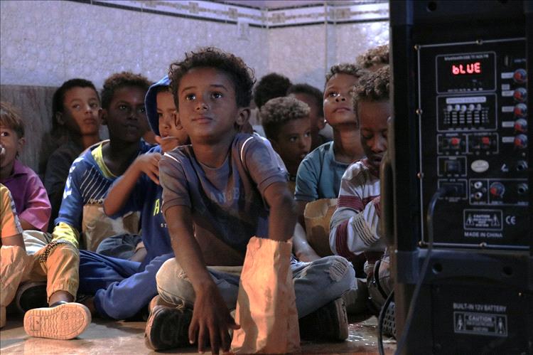 مركز إنصاف ينفذ المرحلة الثانية من مبادرة شاشات السلام بعدن