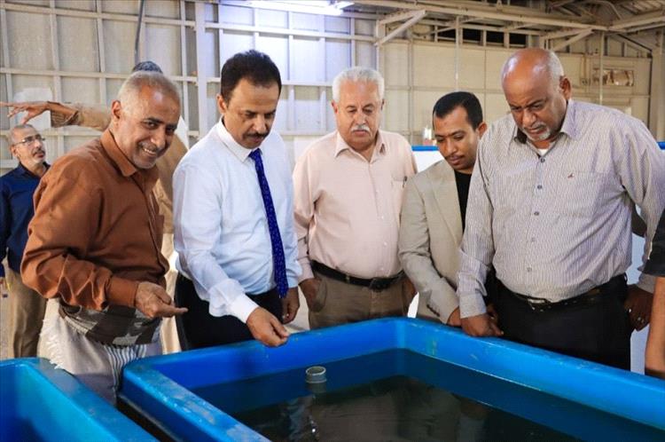 الوكيل لحمر يطلع على سير العمل في مركز تربية الأحياء المائية والاستزراع السمكي بعدن