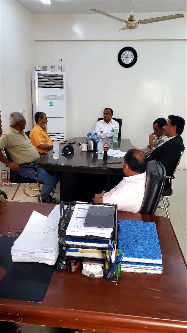 نائب المدير التنفيذي لشركة النفط اليمنية يزور منشآة البوريقة ويطلع على سير العمل والمشاريع التطويرية