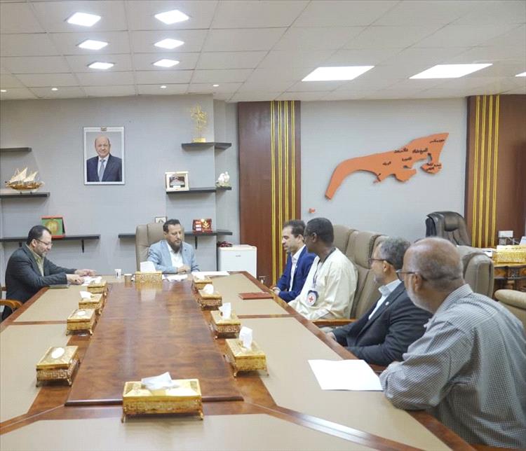 وزير الدولة محافظ عدن يبحث مع بعثة الصليب الأحمر تعزيز التعاون المشترك