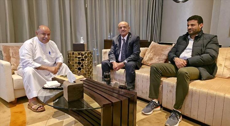 عضو مجلس القيادة الخنبشي يؤكد أهمية الدور المحوري للبنك المركزي والبنوك الوطنية