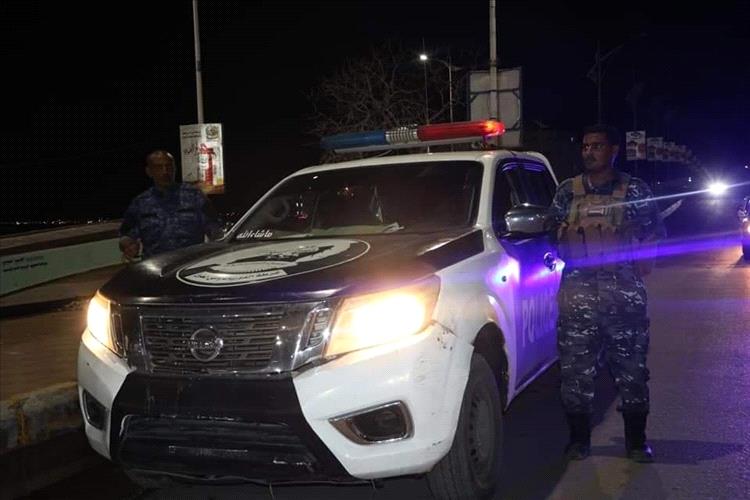 شرطة غيل باوزير تضبط متهم بقضيتي نصب واحتيال وخيانة الأمانة