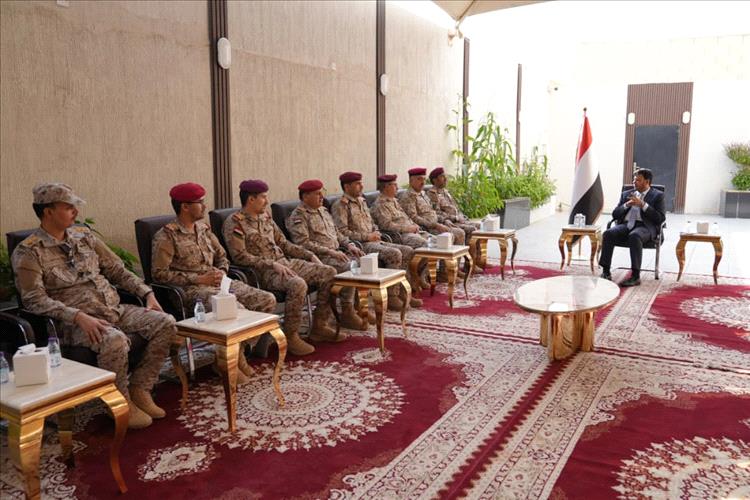 عضو مجلس القيادة الدكتور عبدالله العليمي يلتقي رئيس هيئة الأركان العامة وعددًا من رؤساء الهيئات العسكرية