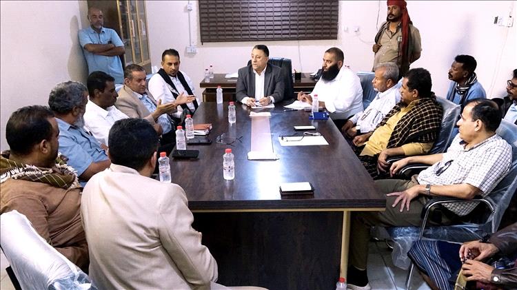 اجتماع بأبين برئاسة الأمين العام للمجلس المحلي يناقش أوضاع الاستثمار