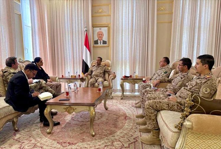 رئيس هيئة الأركان يبحث مع سفيري الولايات المتحدة وبريطانيا سبل تعزيز التعاون الدفاعي والأمني