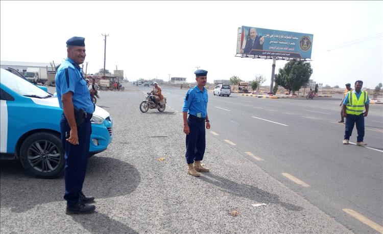 مرور لحج يواصل حضوره الميداني اليومي في الحوطة وتبن لضبط المخالفات وتخفيف الازدحام
