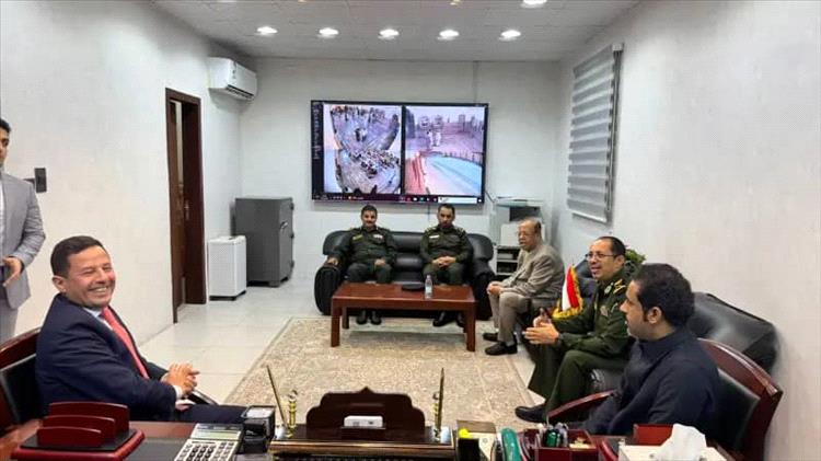 إجراء عملية الاستلام والتسليم بين رئيس مصلحة الهجرة والجوازات والجنسية الخلف اللواء عمير والسلف اللواء الرملي