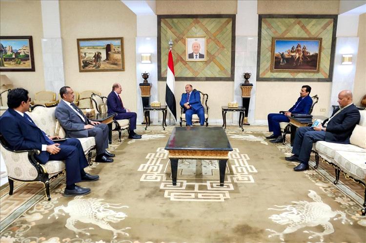 عضو مجلس القيادة الخنبشي يلتقي رئيس الوزراء ويناقش معه ملامح المرحلة القادمة وجهود تطبيع الحياة وتعزيز الاستقرار7