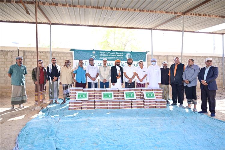 مركز الملك سلمان للإغاثة والأعمال الإنسانية يواصل توزيع مساعدات التمور في مديرية شبام بحضرموت الوادي