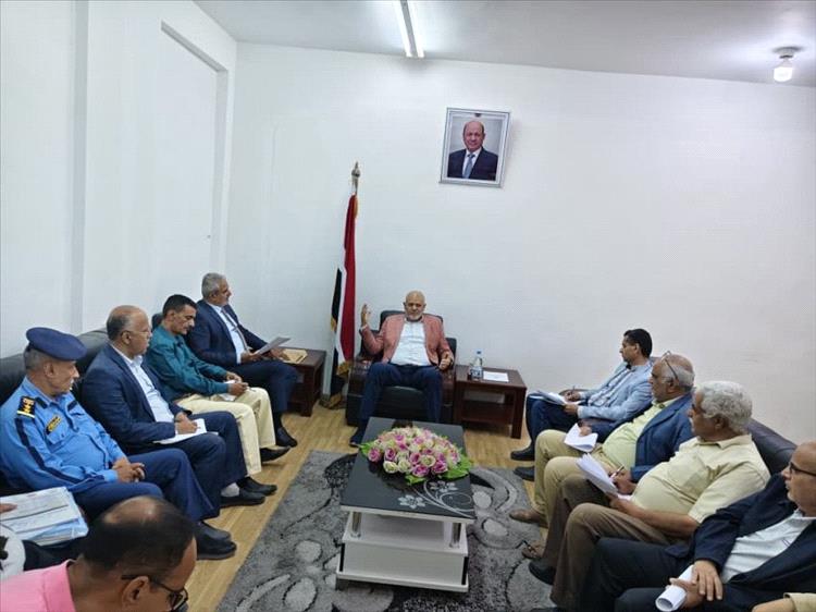 محافظ تعز يؤكد أهمية رفع مستوى أداء المكاتب التنفيذية وتحسين مستوى الخدمات المقدمة للمواطنين