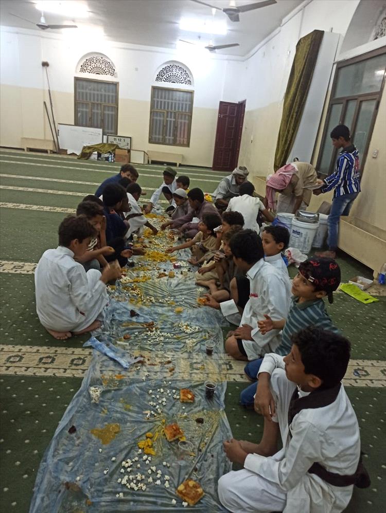 طعام ومحبة وقرآن… حكاية معلم قرآن في مسجد الشوكاني بعدن