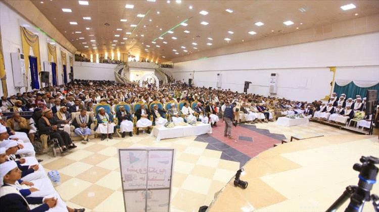 وكيلا وزارة الأوقاف ومحافظة مأرب يكرّمان 55 حافظاً ومجازاً في القرآن الكريم