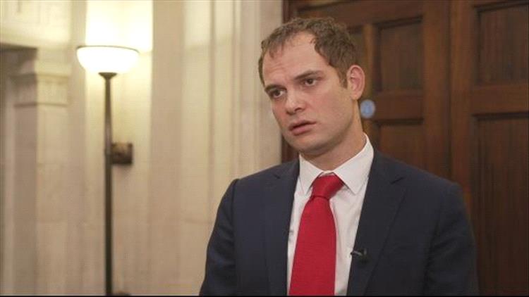 مسؤول بريطاني يؤكد دعم الحل السياسي ويدعو إلى التهدئة في اليمن 