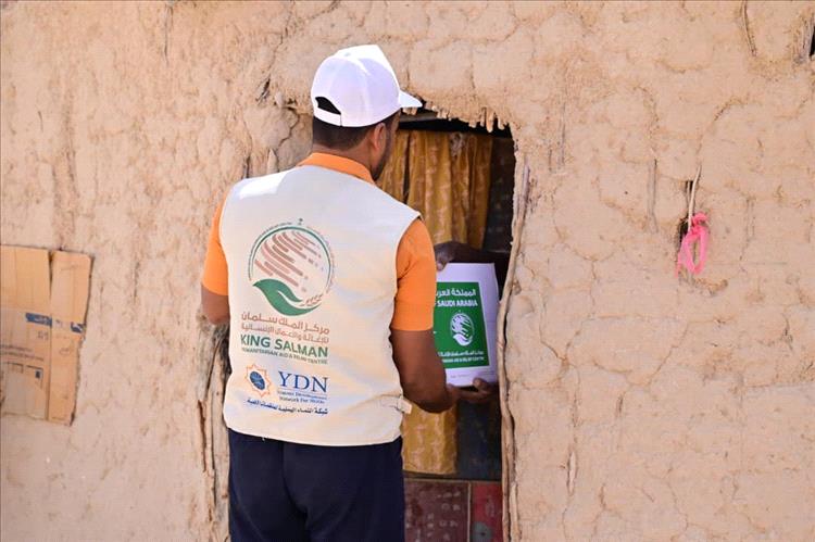 مركز الملك سلمان للإغاثة والأعمال الإنسانية يواصل تنفيذ مشروع توزيع مساعدات التمور في مديرية السوم بحضرموت الوادي