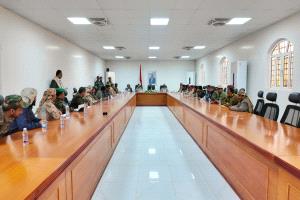 محافظ شبوة يناقش مع لجنة من التحالف سبل التنسيق المشترك لتعزيز الأمن والإستقرار