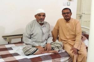 المستشار وزير الإعلام والثقافة والسياحة يطمئن على صحة المنشد سعيّد بامصري