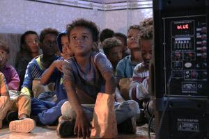 مركز إنصاف ينفذ المرحلة الثانية من مبادرة شاشات السلام بعدن