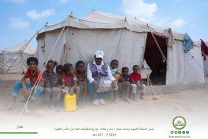 مؤسسة الهجرة توزّع البطانيات ضمن الحملة الشتوية (بذل وعطاء) للنازحين والأسر الفقيرة عدن