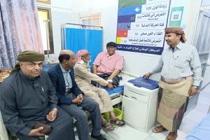 مدير عام مكتب التربية شبوة يطمئن على صحة التربوي القدير ناصر سالمين