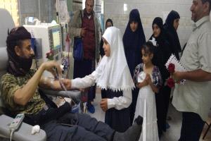 باقات ورد ورسائل أمل من طلاب الضالع لمرضى مركز الغسيل الكلوي