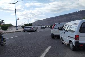 عدن.. توقف شبه تام للمواصلات العامة بسبب استمرار أزمة الغاز