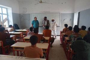 رئيس قسم التوجيه بمكتب تربية مودية يزور ثانوية القوز ويشيد بمستوى الانضباط