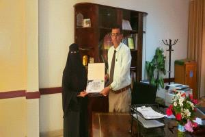 مؤسسة دمج الاجتماعي لذوي الاعاقة تمنح مدير عام مكتب الصحة بلحج درع الوفاء والعرفان