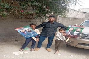 متظاهرون يرفعون صور القائد أبو زرعة المحرمي في ساحة العروض خلال تظاهرة الجمعة