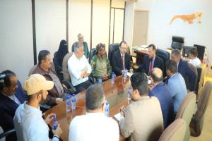 محافظ عدن يؤكد أهمية العمل كمنظومة متكاملة وضرورة التركيز على المشاريع الخدمية