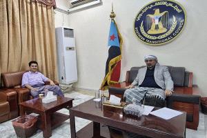 فهد الشرفي ينتقد موقف المجلس الانتقالي بشأن حضرموت والمهرة