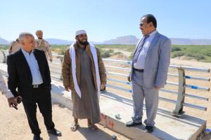 بنسبة إنجاز 95% .. الوكيل العامري يتفقد مشروع جسر مدودة بمدينة سيئون