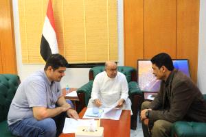 عضو مجلس القيادة محافظ حضرموت يطلع على أوضاع مديريتي المكلا والعبر ومكتبي الأشغال العامة والخدمة المدنية