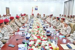 نائب رئيس هيئة الأركان يترأس اجتماعاً موسعاً بوزارة الدفاع ويؤكد دعم القرارات السيادية وتعزيز الجاهزية القتالية