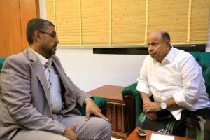 محافظ حضرموت يشيد بجهود مكافحة المخدرات ويؤكد أهمية الحد من آثارها السلبية على المجتمع