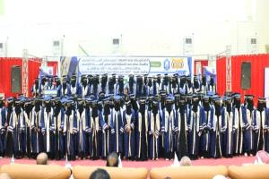 جامعة سيئون تحتفي بتخرّج 939 خريجاً وخريجة وتكريم الطلبة الاوائل