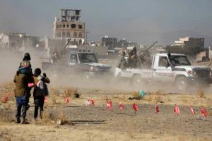 مقتل وإصابة عناصر حوثية أثناء مداهمتهم سوقًا في الحديدة