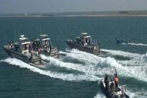 خفر السواحل يضبط قاربًا مشبوهاً في ميناء الشحر بمحافظة حضرموت