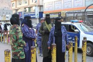 الشرطة النسائية بمعية دوريات أمن مديرية المكلا تشن حملة لتطهير شوارع المدينة من النشالين