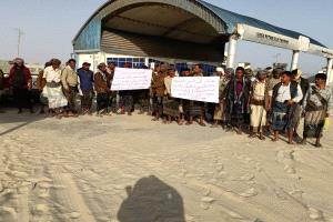 مسرحو "نخبة بالحاف" ينفذون وقفة احتجاجية بالقرب من المنشأة ويطالبون التحالف العربي بإنصافهم وإعادتهم لمواقعهم