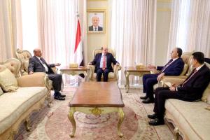 رئيس الوزراء يوجه البنك المركزي ووزارة المالية بتسريع إجراءات صرف الرواتب المتأخرة للموظفين والمتقاعدين والشهداء والجرحى