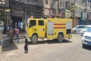 الدفاع المدني يخمد حريق في إدارة الاتصالات بالمكلا